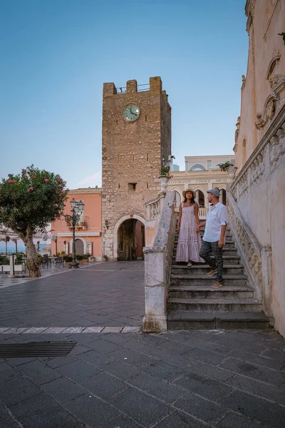 Taormina Sicilia, Belvedere de Taormina y la iglesia de San Giuseppe en la plaza Piazza IX Aprile en Taormina. Sicilia, Italia — Foto de Stock