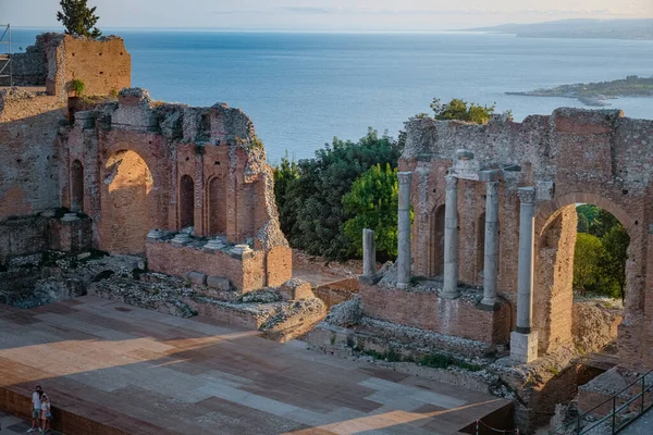 Ruiner av antikkens greske teater i Taormina på bakgrunn av Etna Volcano i Italia. Taormina ligger i byen Messina på østkysten av øya Sicilia.. – stockfoto