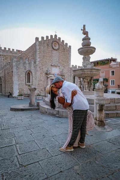 Taormina Sicilia, Belvedere de Taormina y la iglesia de San Giuseppe en la plaza Piazza IX Aprile en Taormina. Sicilia, Italia — Foto de Stock