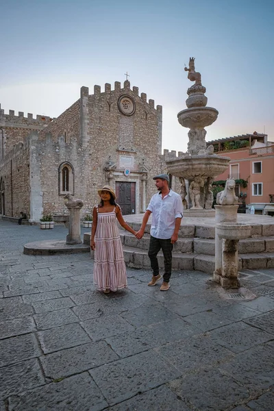 Taormina Sicilia, Belvedere de Taormina y la iglesia de San Giuseppe en la plaza Piazza IX Aprile en Taormina. Sicilia, Italia — Foto de Stock