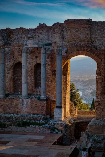 Ruinas del teatro griego antiguo en Taormina en el fondo del volcán Etna, Italia. Taormina situado en la ciudad metropolitana de Messina, en la costa este de la isla de Sicilia. — Foto de Stock