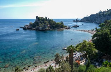 Isola Bella Taormina, Sicilya 'da, Isola Bella plajı ve Sicilya, İtalya' da mavi okyanus suyu ile adanın havadan görünüşü