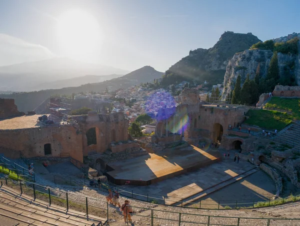 Ruïnes van het oude Griekse theater in Taormina op de achtergrond van de vulkaan Etna, Italië. Taormina gelegen in de grootstedelijke stad Messina, aan de oostkust van het eiland Sicilië. — Stockfoto