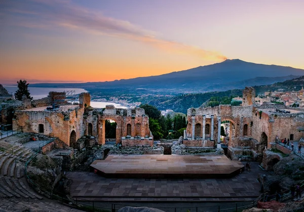 Ruinas del teatro griego antiguo en Taormina en el fondo del volcán Etna, Italia. Taormina situado en la ciudad metropolitana de Messina, en la costa este de la isla de Sicilia. — Foto de Stock