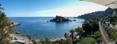 Isola Bella Taormina, Sicilya 'da, Isola Bella plajı ve Sicilya, İtalya' da mavi okyanus suyu ile adanın havadan görünüşü
