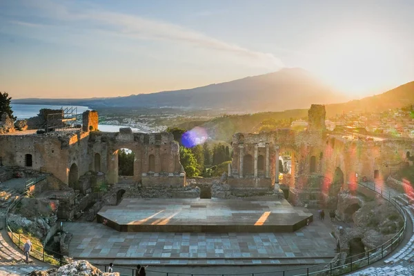토로 미나에 있는 고대 그리스 극장 의유적들이 이탈리아에 있는 에트나 화산의 뒤 편에 있습니다. 시칠리아섬의 동 해안에 있는 메시나 시에 있는 타오르미나. — 스톡 사진