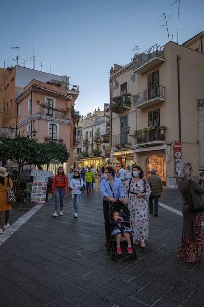 Таормина Сицилия, люди на улицах используют фазовую маску во время пандемии Corona Covid 19 — стоковое фото