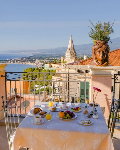 타오르미나 시칠리아섬의 아침 식탁과 타오르미나의 옥상 전경 — 스톡 사진
