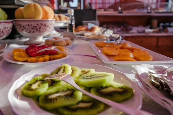 Taormina Sicilia Italia mesa de desayuno con vista a la azotea sobre Taormina — Foto de Stock
