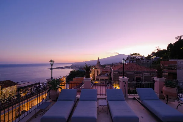 Taormina Sisilia auringonlaskun aikana vanhassa kaupungissa kapeilla kaduilla ja valoilla — kuvapankkivalokuva