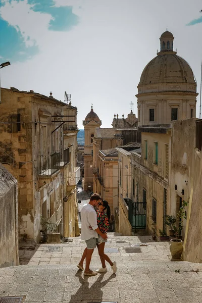 시칠리아, 노토구 시가지와 이탈리아 시실리의 노토 대성당의 모습. — 스톡 사진