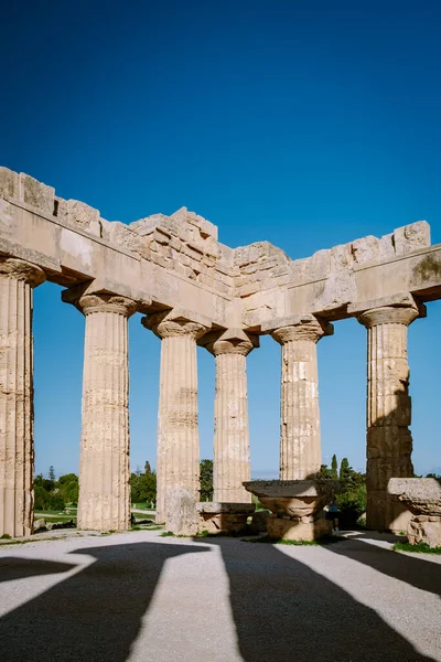 Vista sobre mar y ruinas de columnas griegas en el Parque Arqueológico Selinunte — Foto de Stock