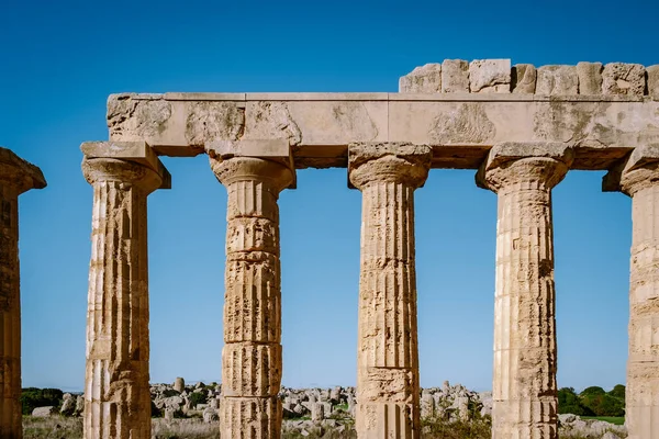 Vista sobre mar y ruinas de columnas griegas en el Parque Arqueológico Selinunte — Foto de Stock