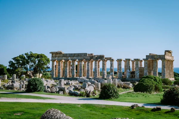 Pohled na moře a zříceniny řeckých sloupů v archeologickém parku Selinunte — Stock fotografie