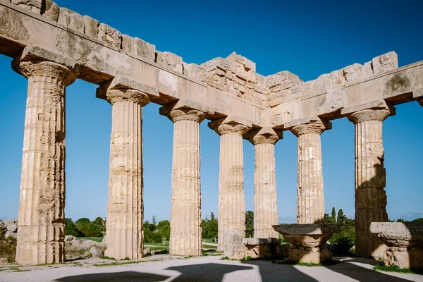 Pohled na moře a zříceniny řeckých sloupů v archeologickém parku Selinunte — Stock fotografie