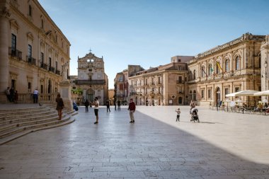 Sabah Syracuse 'da Ortigia. Sicilya adasındaki Syracuse, İtalya 'dan seyahat fotoğrafçılığı. Katedral Plaza ve pazarı 2020 salgını sırasında insanlar koruma altında.