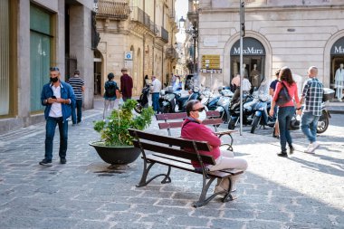 Sabah Syracuse 'da Ortigia. Sicilya adasındaki Syracuse, İtalya 'dan seyahat fotoğrafçılığı. Katedral Plaza ve pazarı 2020 salgını sırasında insanlar koruma altında.