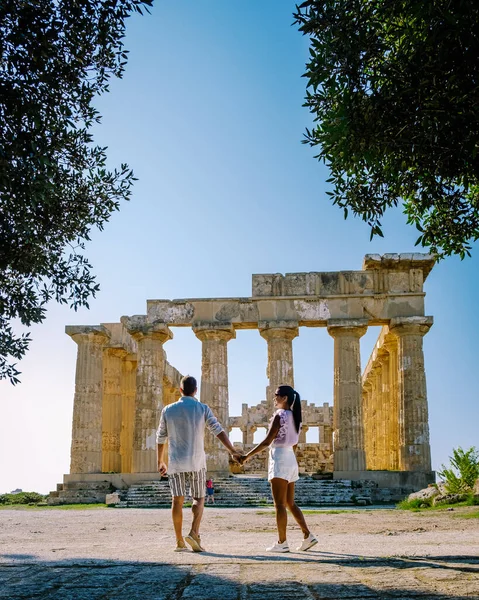 Vista sobre mar y ruinas de columnas griegas en el Parque Arqueológico Selinunte — Foto de Stock