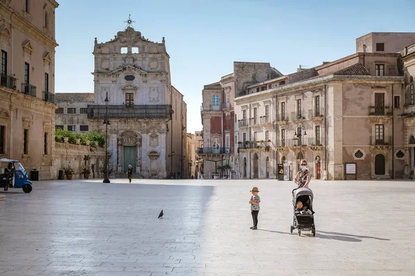 Sabah Syracuse 'da Ortigia. Sicilya adasındaki Syracuse, İtalya 'dan seyahat fotoğrafçılığı. Katedral Plaza ve pazarı 2020 salgını sırasında insanlar koruma altında. — Stok fotoğraf