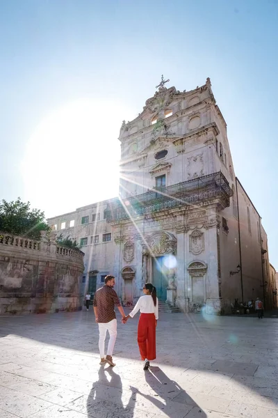 Sabah Syracuse 'da şehir gezisinde olan birkaç erkek ve kadın. Sicilya adasındaki Syracuse, İtalya 'dan seyahat fotoğrafçılığı. Katedral Plaza ve pazarı insanlar koruma altında. — Stok fotoğraf