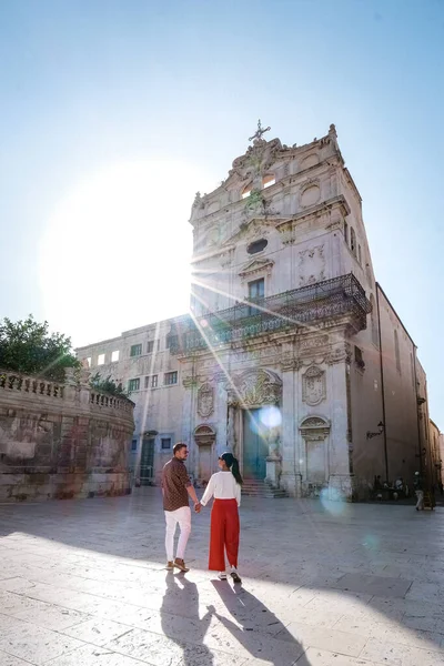 Sabah Syracuse 'da şehir gezisinde olan birkaç erkek ve kadın. Sicilya adasındaki Syracuse, İtalya 'dan seyahat fotoğrafçılığı. Katedral Plaza ve pazarı insanlar koruma altında. — Stok fotoğraf