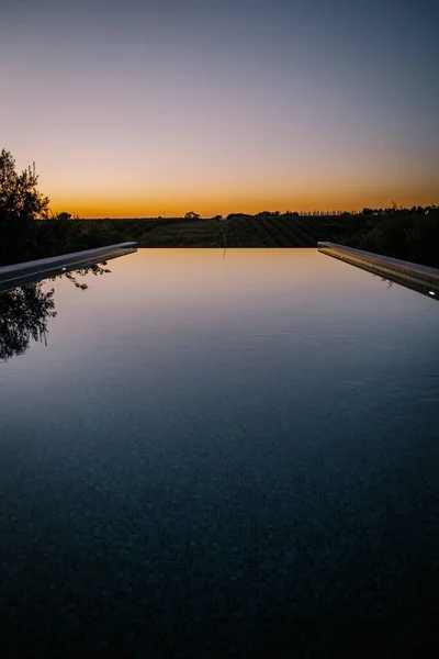 Luxusní letovisko s výhledem na vinařské pole na Sicílii v Itálii, nekonečný bazén s výhledem na vinařská pole — Stock fotografie