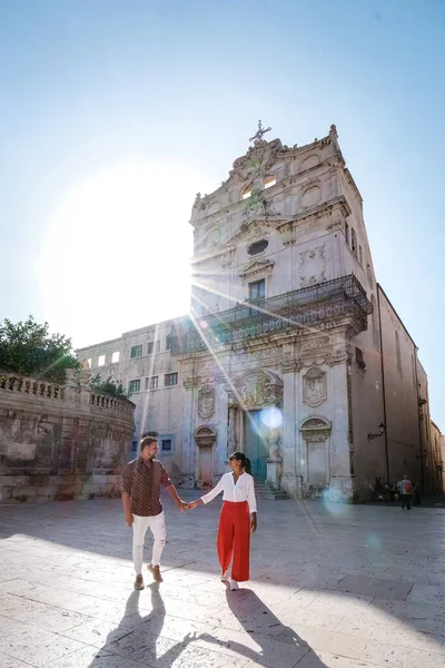 Sabah Syracuse 'da şehir gezisinde olan birkaç erkek ve kadın. Sicilya adasındaki Syracuse, İtalya 'dan seyahat fotoğrafçılığı. Katedral Plaza ve pazarı insanlar koruma altında. — Stok fotoğraf