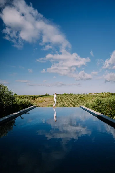 Luxusní letovisko s výhledem na vinařské pole na Sicílii v Itálii, nekonečný bazén s výhledem na vinařská pole — Stock fotografie