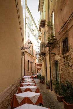 Sabah Syracuse 'da Ortigia. Sicilya adasındaki Syracuse, İtalya 'dan seyahat fotoğrafçılığı. Katedral Plaza ve pazarı 2020 salgını sırasında insanlar koruma altında.