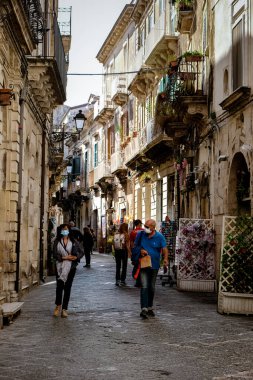 Sabah Syracuse 'da Ortigia. Sicilya adasındaki Syracuse, İtalya 'dan seyahat fotoğrafçılığı. Katedral Plaza ve pazarı 2020 salgını sırasında insanlar koruma altında.