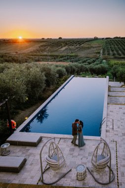 Selinunte Sicilya 'da şarap tarlası manzaralı lüks bir tatil köyü. İtalya, şarap tarlaları manzaralı sonsuz bir havuz.