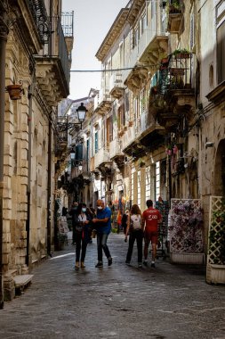 Sabah Syracuse 'da Ortigia. Sicilya adasındaki Syracuse, İtalya 'dan seyahat fotoğrafçılığı. Katedral Plaza ve pazarı 2020 salgını sırasında insanlar koruma altında.