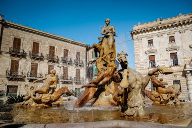 Sabah Syracuse 'da Ortigia. Sicilya adasındaki Syracuse, İtalya 'dan seyahat fotoğrafçılığı. Katedral Plaza ve pazarı 2020 salgını sırasında insanlar koruma altında.
