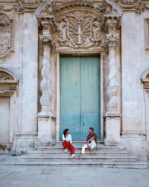 Sabah Syracuse 'da şehir gezisinde olan birkaç erkek ve kadın. Sicilya adasındaki Syracuse, İtalya 'dan seyahat fotoğrafçılığı. Katedral Plaza ve pazarı insanlar koruma altında. — Stok fotoğraf