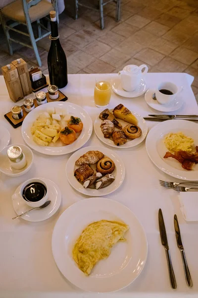 Reggeli luxus olasz étterem szálloda kávéval és croisants — Stock Fotó