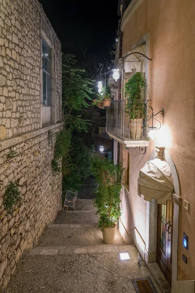 Taormina Sicilia al atardecer en el casco antiguo con calles estrechas y luces —  Fotos de Stock