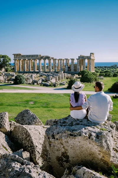 Blick auf das Meer und die Ruinen griechischer Säulen im Archäologischen Park Selinunte — Stockfoto