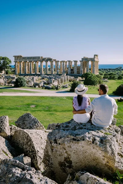 Vista sobre mar y ruinas de columnas griegas en el Parque Arqueológico Selinunte — Foto de Stock