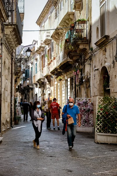아침에 시라쿠사의 오르티 기아. 시칠리아 섬에 있는 이탈리아 시라쿠사에서 찍은 여행 사진. 대성당 광장과 2020 년 세계적 유행병중에 얼굴을 보호 해 주는 사람들이 있는 시장 — 스톡 사진