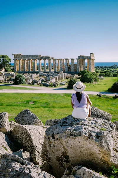 Vista sobre mar y ruinas de columnas griegas en el Parque Arqueológico Selinunte — Foto de Stock