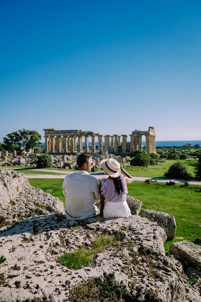 Vista sobre mar y ruinas de columnas griegas en el Parque Arqueológico Selinunte — Foto de Stock