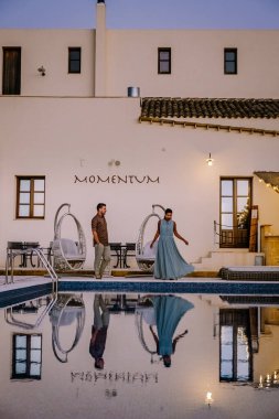 Selinunte Sicilya 'da şarap tarlası manzaralı lüks bir tatil köyü. İtalya, şarap tarlaları manzaralı sonsuz bir havuz.