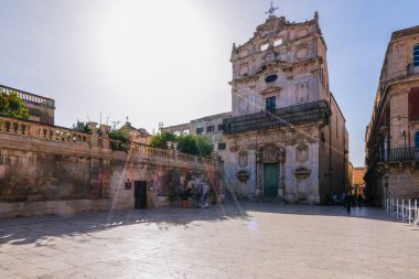 Sabah Syracuse 'da Ortigia. Sicilya adasındaki Syracuse, İtalya 'dan seyahat fotoğrafçılığı. Katedral Plaza ve pazarı 2020 salgını sırasında insanlar koruma altında.