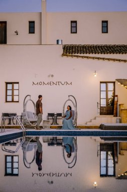 Selinunte Sicilya 'da şarap tarlası manzaralı lüks bir tatil köyü. İtalya, şarap tarlaları manzaralı sonsuz bir havuz.