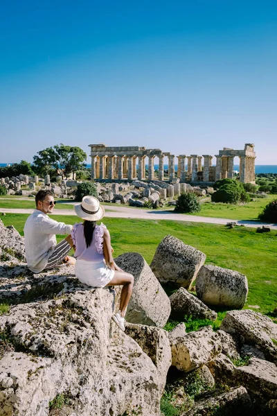 Vista sobre mar y ruinas de columnas griegas en el Parque Arqueológico Selinunte — Foto de Stock