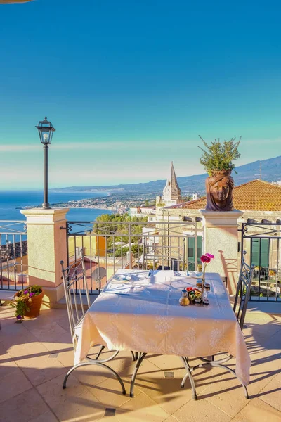 타오르미나 시칠리아섬의 아침 식탁과 타오르미나의 옥상 전경 — 스톡 사진