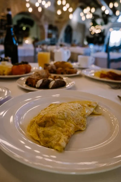 Śniadanie w luksusowym hotelu włoskiej restauracji z kawą i rogalikami — Zdjęcie stockowe