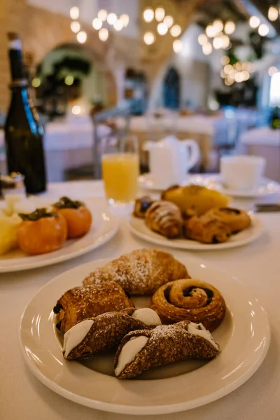 Śniadanie w luksusowym hotelu włoskiej restauracji z kawą i rogalikami — Zdjęcie stockowe