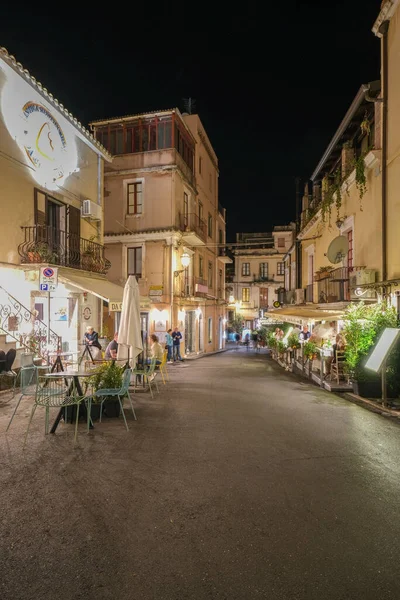 Taormina Sicilya 'da gün batımında Dar sokaklar ve ışıklarla — Stok fotoğraf