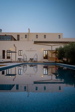 Selinunte Sicilya 'da şarap tarlası manzaralı lüks bir tatil köyü. İtalya, şarap tarlaları manzaralı sonsuz bir havuz.